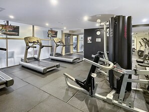 Apartment | Fitness facility - Brisbane CBD Stay With Pool & Gym Access (Brisbane)