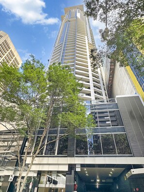 Apartment | Exterior - Brisbane CBD Stay With Pool & Gym Access (Brisbane)