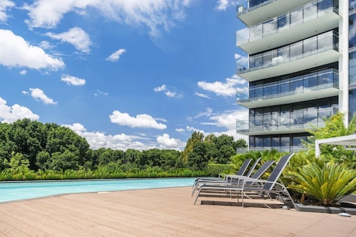 Center 1-bed With Gym, BBQ and Stunning Views