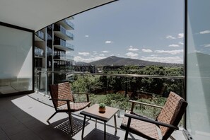 Apartment | Balcony - Center 1-bed With Gym, BBQ and Stunning Views (Canberra)