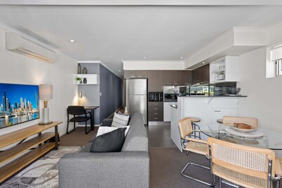 Chic 2-bed Apartment & 5 Minutes Walk to Qpac