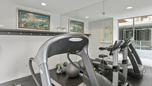 A gym with treadmills, exercise balls, and a mirrored wall. - Chic 2-bed Apartment & 5 Minutes Walk to Qpac (Brisbane)