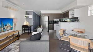A modern apartment with a living area, kitchen, and dining space. - Chic 2-bed Apartment & 5 Minutes Walk to Qpac (Brisbane)