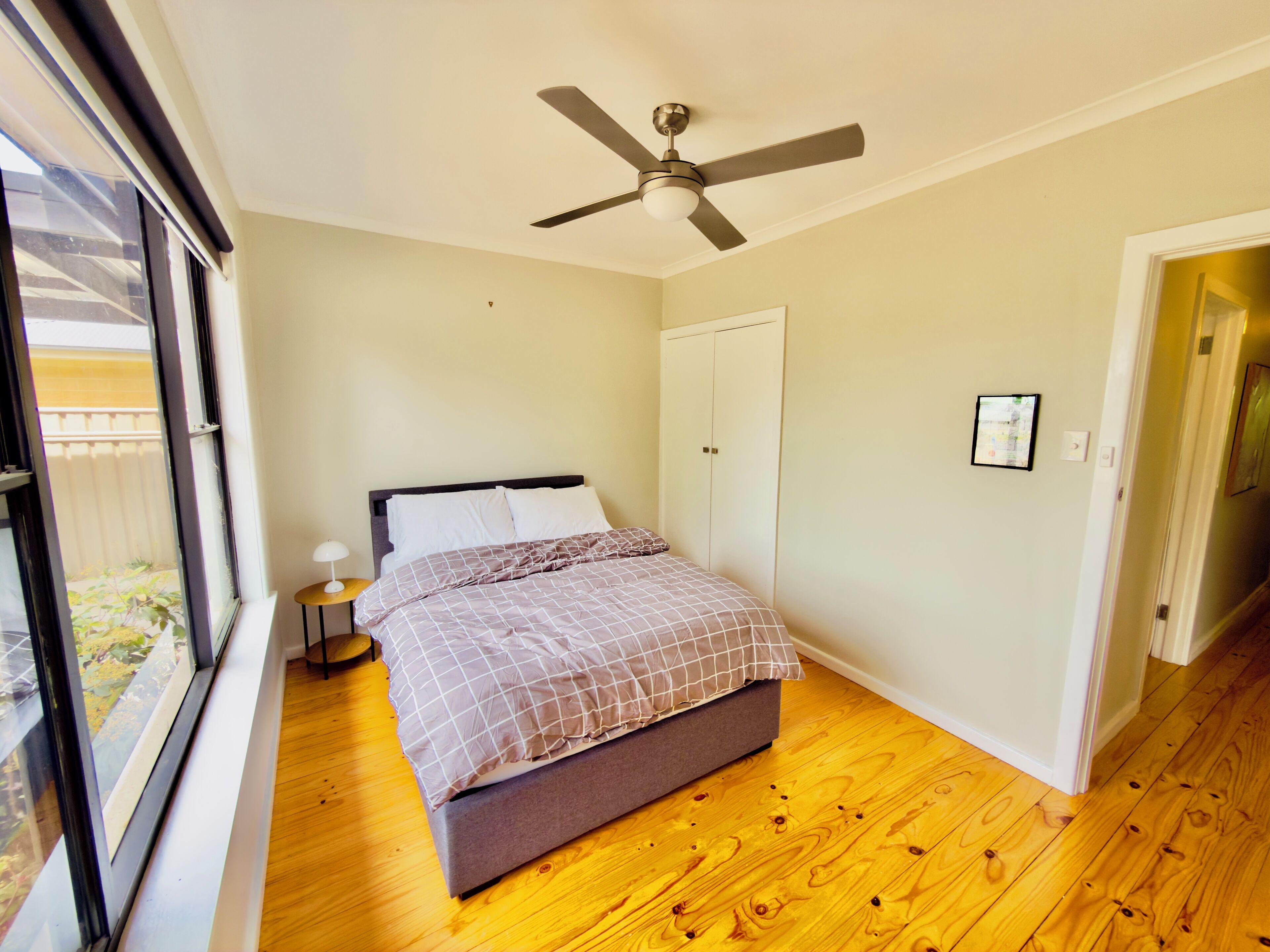 3 عدّة غرف نوم ومكواة/لوح كي وواي فاي وملاءات أسرّة