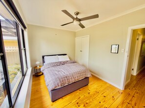 3 habitaciones, tabla de planchar con plancha, wifi y ropa de cama