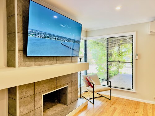 Lakeside Haven – Park the Boat, Relax & Unwind