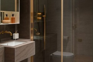 Shower, hair dryer, towels, soap - 2 bed apartment | Kings Cross (London)