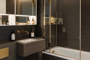Douche, sèche-cheveux, serviettes fournies, savon