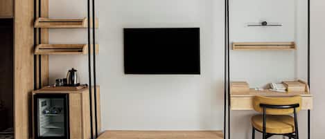 Värdeförvaringsskåp på rummet och mörkläggningsgardiner