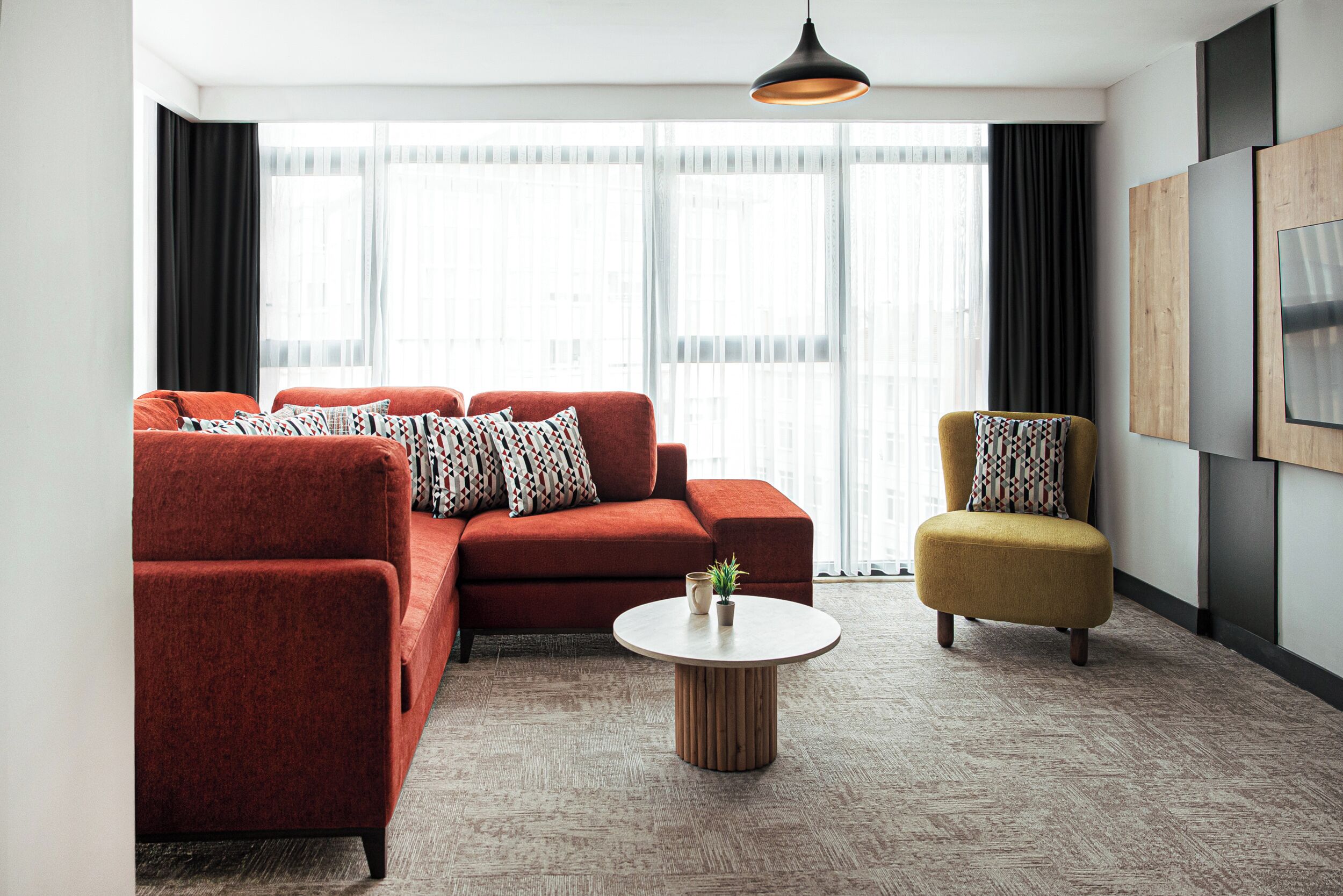 Svit Deluxe - utsikt mot trädgården | Värdeförvaringsskåp på rummet och mörkläggningsgardiner