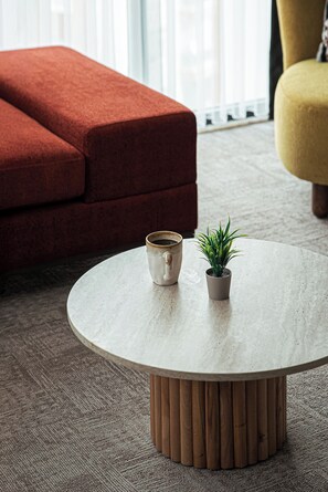 Svit Deluxe - utsikt mot trädgården | Värdeförvaringsskåp på rummet och mörkläggningsgardiner