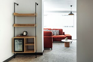 خزنة داخل الغرفة وستائر تعتيم ومكواة/لوح كي وواي فاي مجانًا