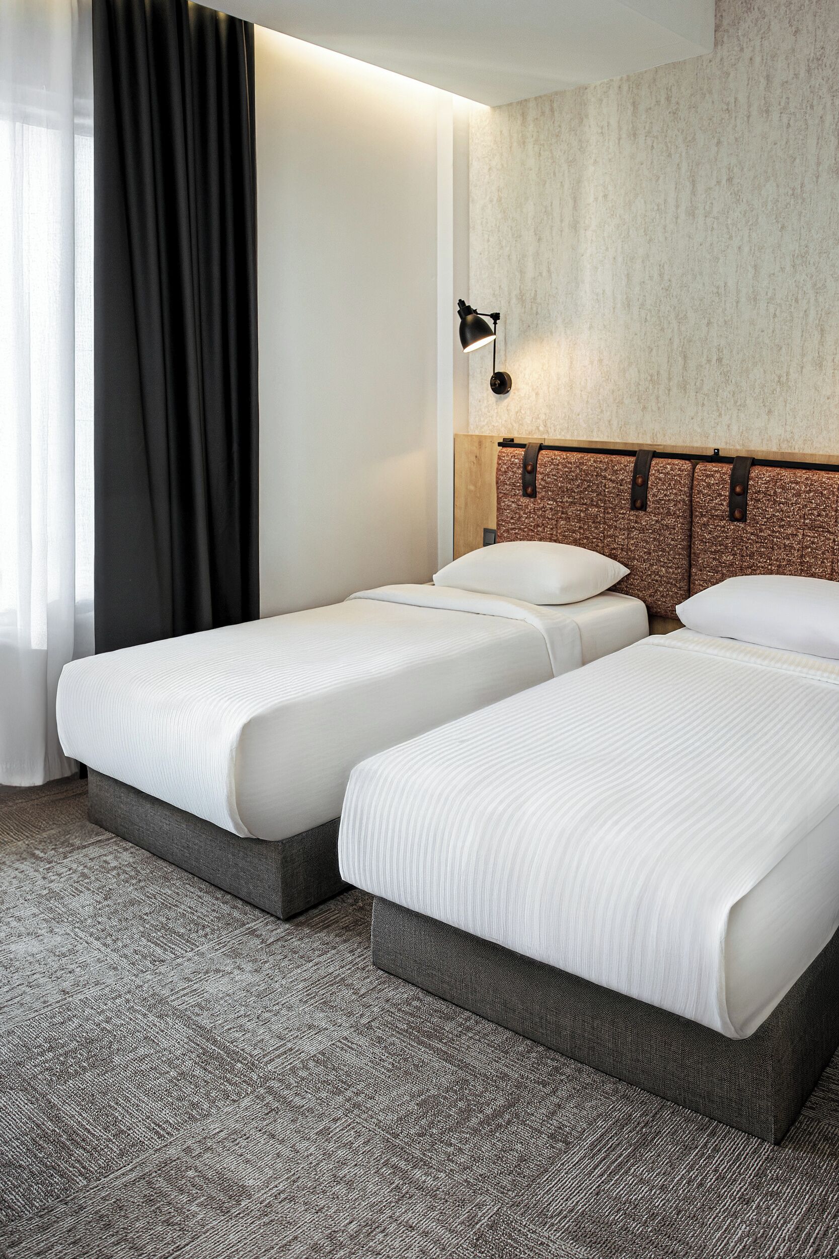 Habitació amb dos llits individuals estàndard, vistes a la ciutat | Caixa forta a l'habitació, cortines opaques i planxa i posts de planxar 