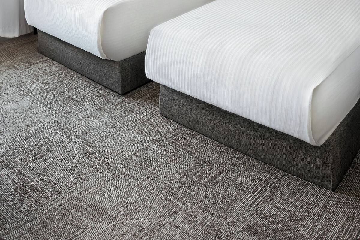 Habitación estándar con 2 camas individuales, vistas a la ciudad | Caja fuerte, cortinas opacas, tabla de planchar con plancha