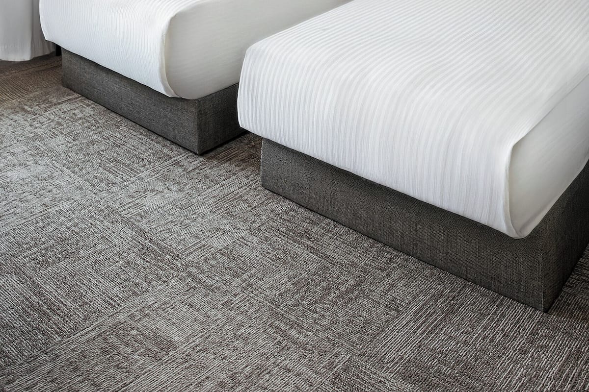 Habitación estándar con 2 camas individuales, vista a la ciudad | Caja de seguridad en la habitación y cortinas blackout