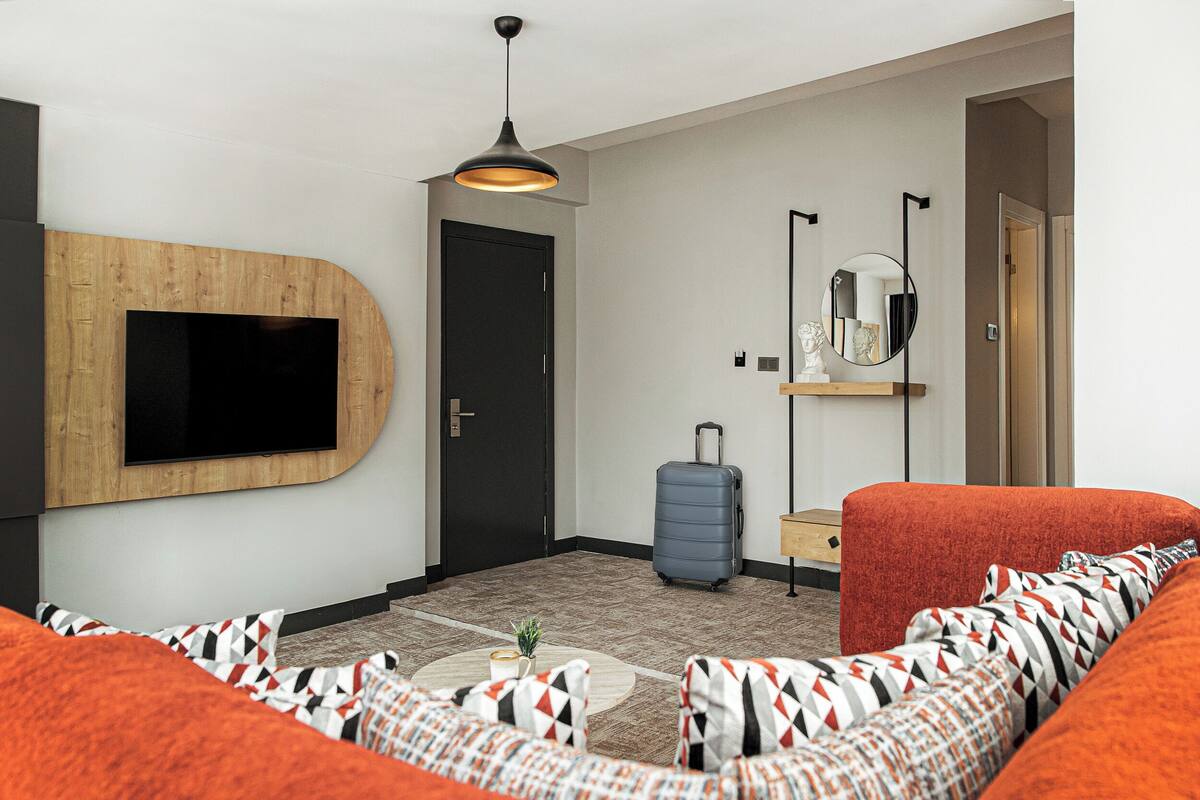Suite Deluxe, vistas al jardín | Caja fuerte, cortinas opacas, tabla de planchar con plancha
