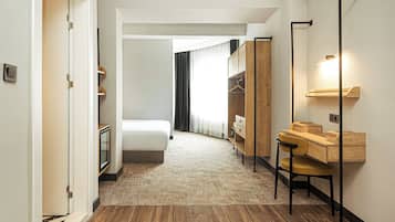 Suite estudio junior | Caja de seguridad en la habitación y cortinas blackout