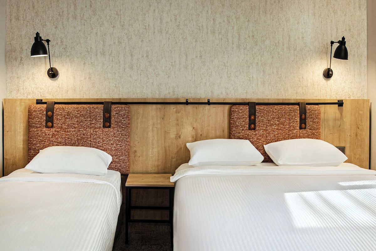 Standaard driepersoonskamer, uitzicht op stad | Een kluis op de kamer, verduisterende gordijnen