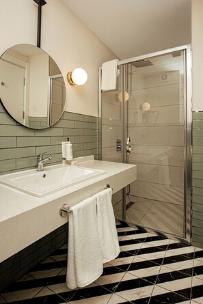 Junior-Studiosuite | Badezimmer | Duschwanne, kostenlose Toilettenartikel, Haartrockner, Hausschuhe
