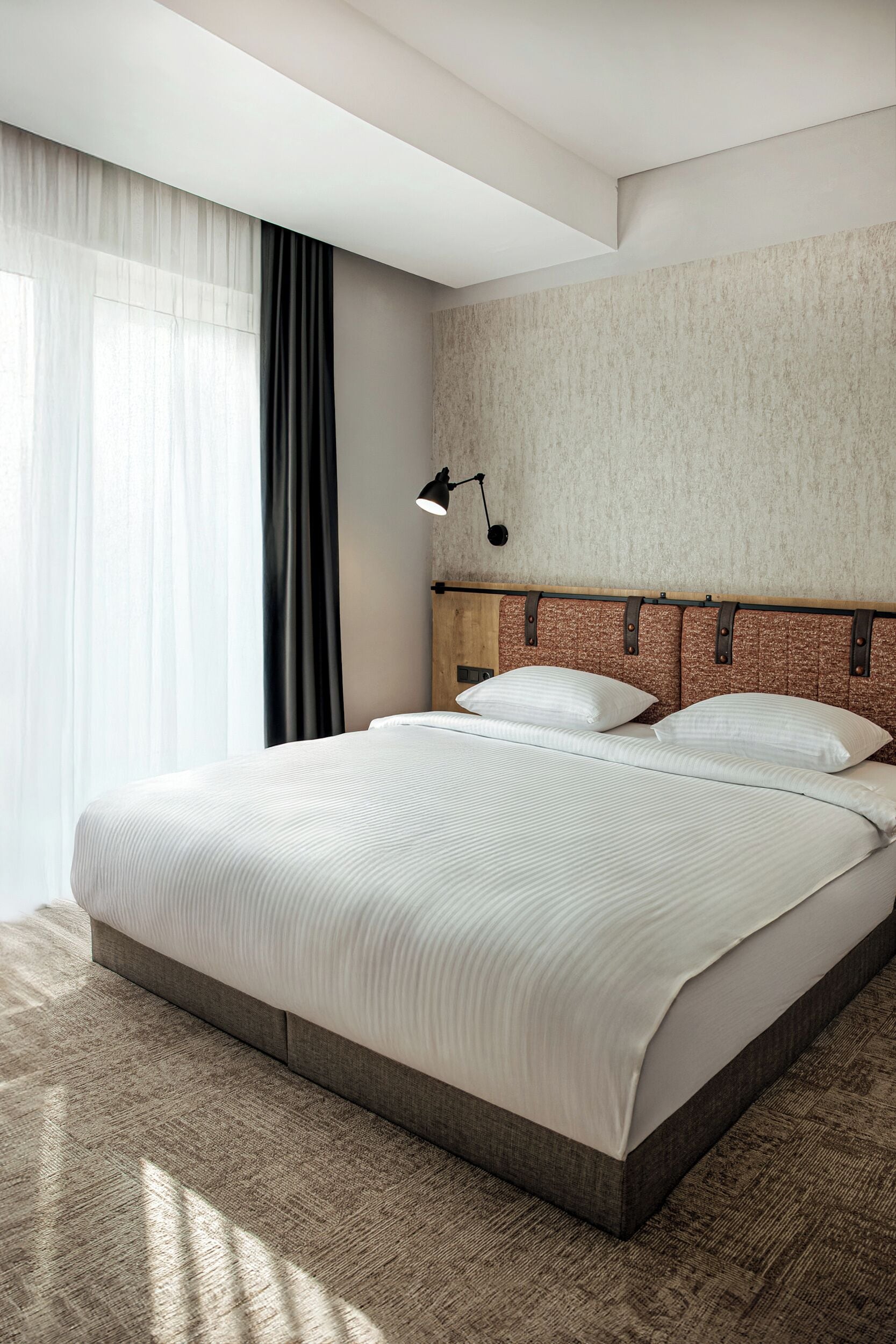 Habitació doble estàndard, vistes a la ciutat | Caixa forta a l'habitació, cortines opaques i planxa i posts de planxar 