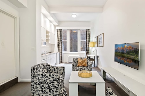 Inner-city Studio - Walk to Everything!