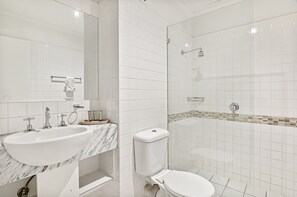 Apartment | Bathroom | Towels, soap, shampoo