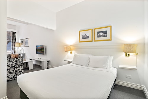 Inner-city Studio - Walk to Everything!