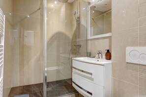Bathroom - Grand 1BDR/6P – Gare de l'Est / Canal Saint-Martin (Paris)