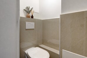 Bathroom - Grand 1BDR/6P – Gare de l'Est / Canal Saint-Martin (Paris)