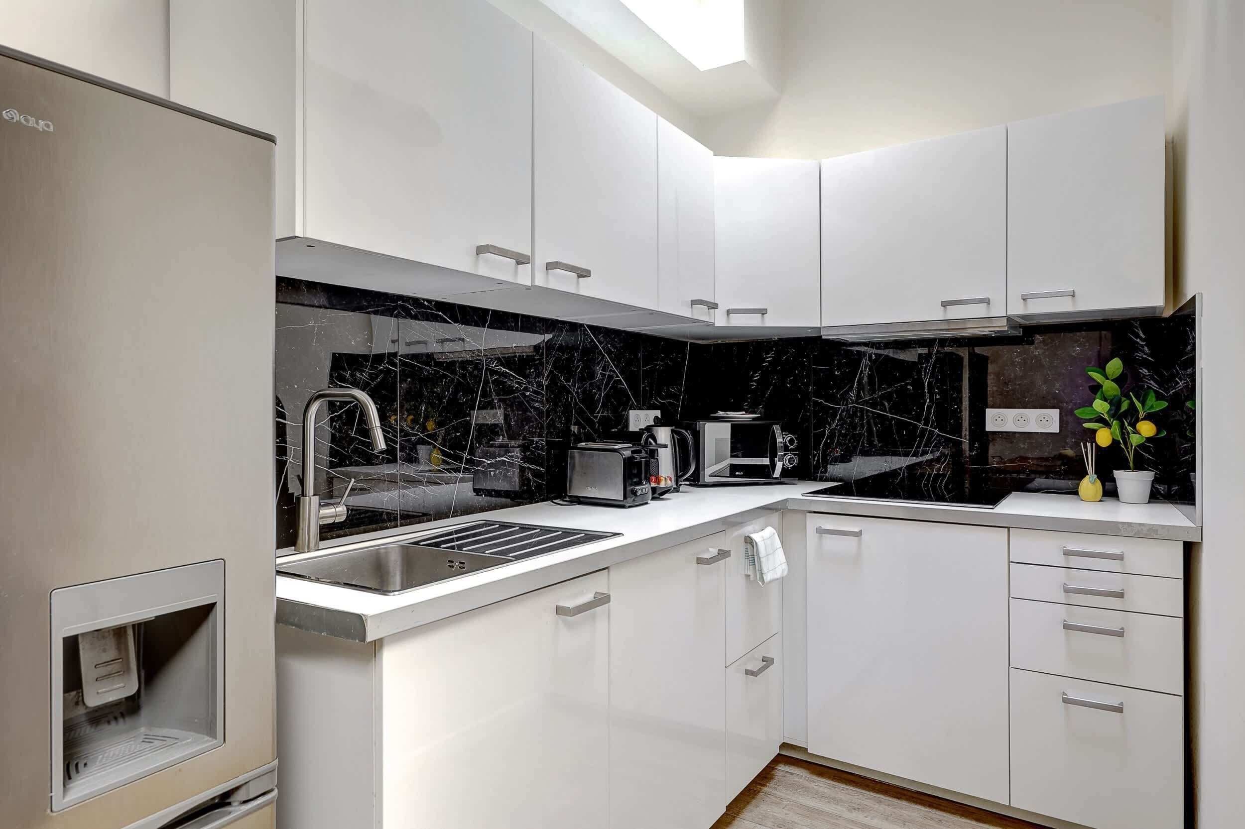 Kühlschrank, Mikrowelle, Herdplatte, Wasserkocher mit Kaffee-/Teezubehör