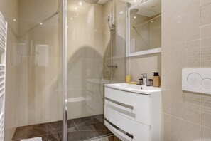 Een douche, een haardroger, handdoeken