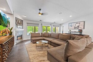 TV, offices - Navigate Stays Luxe Retreat w Pool, Spa & Games (Indio)