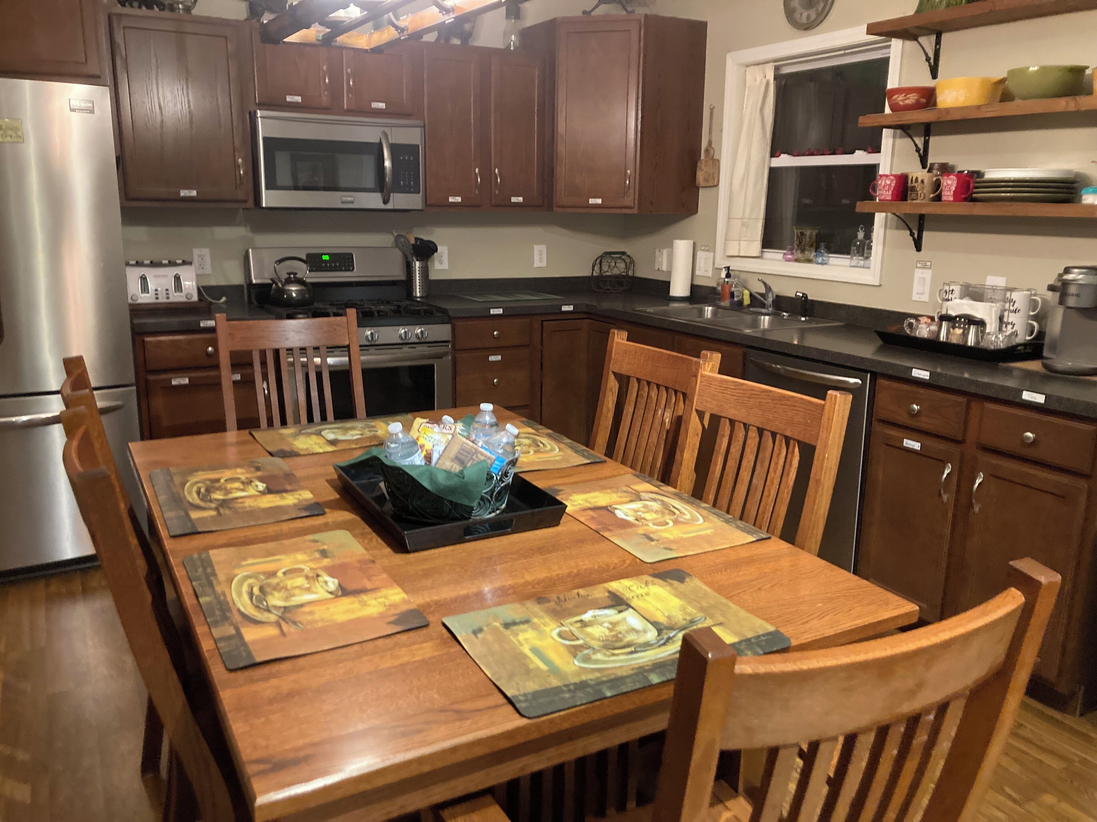 Jääkaappi, mikroaaltouuni, uuni, liesi