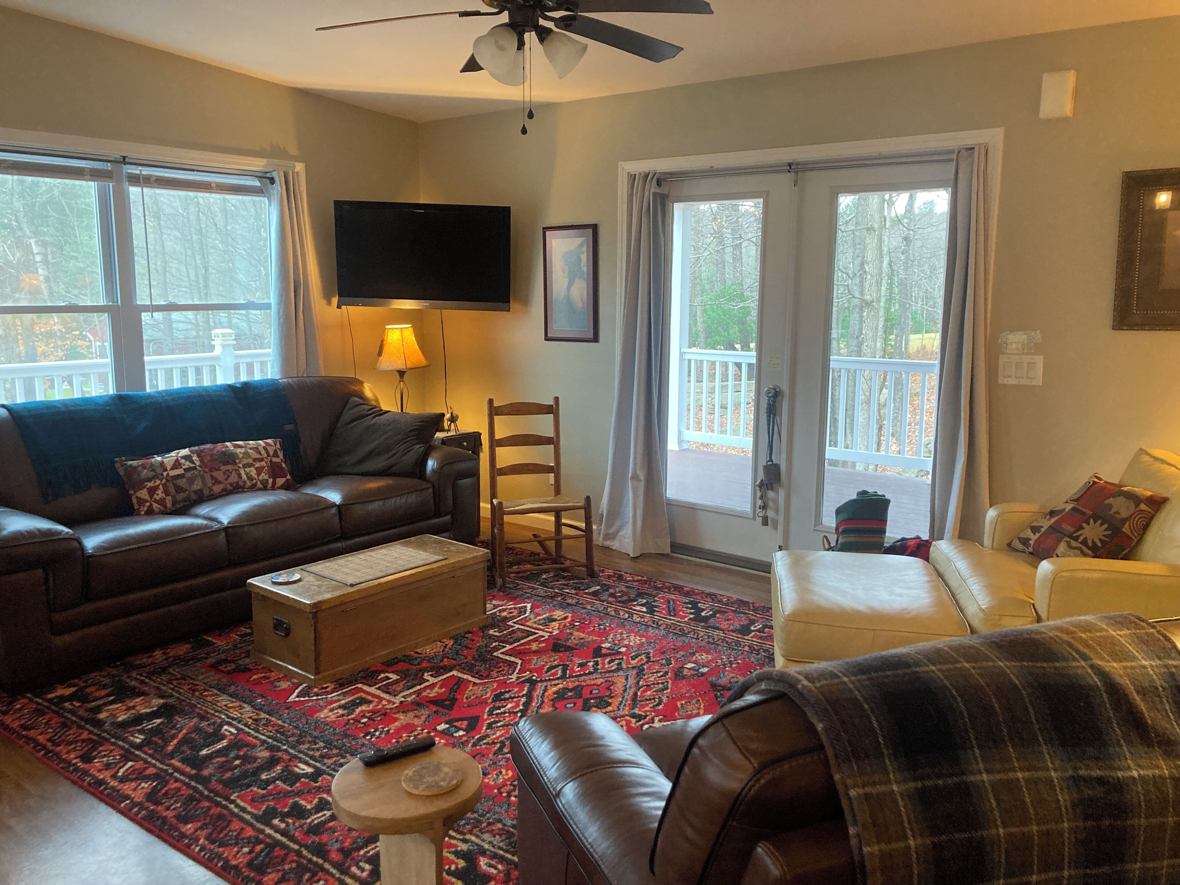 Een smart-tv en boeken