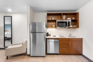 Fridge, microwave, stovetop, dishwasher - Enjoy Clean and Bright Suite with Kitchen, Gym Access, and Free Parking (Cheyenne)