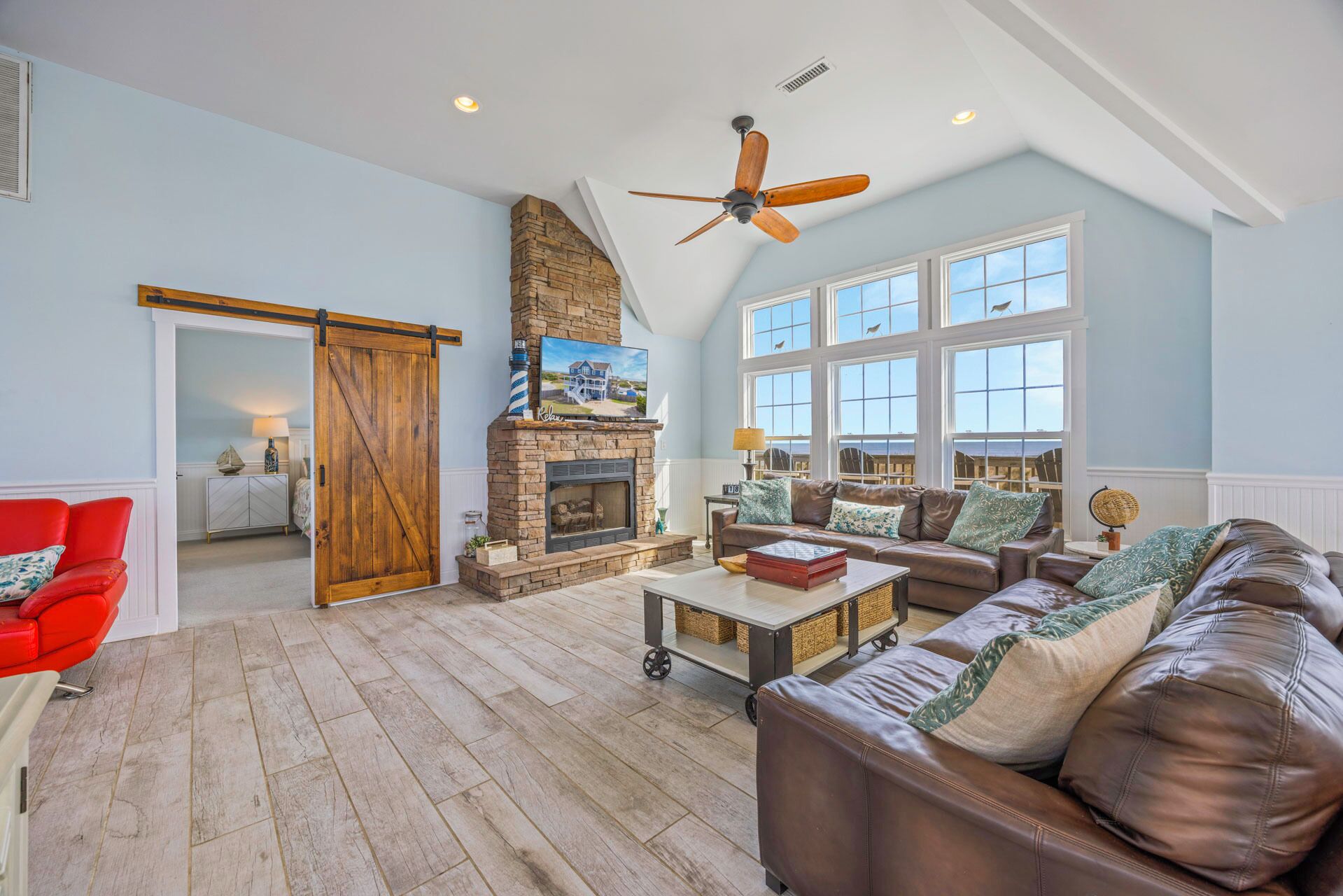 Älytelevisio, videopelejä, pöytäjalkapallopöytä, kirjoja