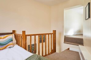 1 bedroom, desk, WiFi, bed sheets - Host & Stay | The Annex (Smethwick)