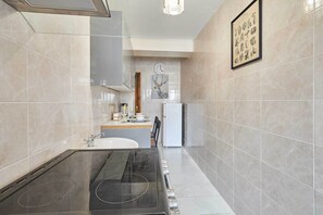 Fridge, microwave, oven, stovetop - Host & Stay | The Annex (Smethwick)