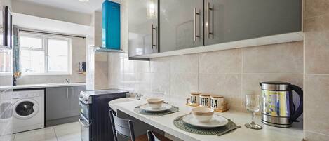 Réfrigérateur, micro-ondes, four, plaque de cuisson