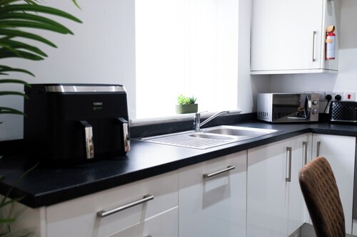 Modern 4 Bedroom • Free Parking • Near City