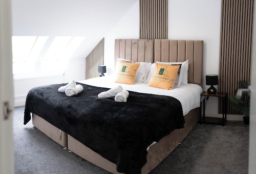 Modern 4 Bedroom House • Free Parking • Near City • Glen meadows