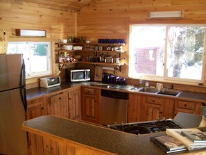 Wasserkocher mit Kaffee-/Teezubehör, Kühlschrank, Mikrowelle, Ofen