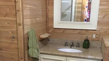 SĂšche-cheveux, serviettes fournies, papier toilette