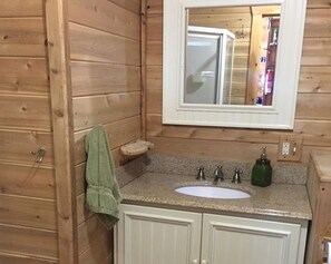 Een haardroger, handdoeken, toiletpapier