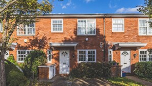 A two-story brick house with a front garden, a driveway, and a small brick structure to the left. - Luxury 3BDR Home w Garden and Parking West London (Greater London)