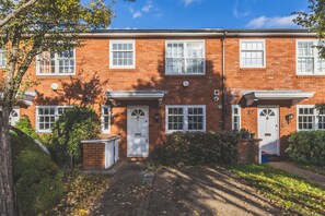 Exterior - Luxury 3BDR Home w Garden and Parking West London (Greater London)