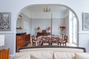 Dining - Elegant 2BDR Flat with Garden Access Putney (Greater London)