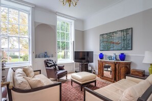 Living area - Elegant 2BDR Flat with Garden Access Putney (Greater London)