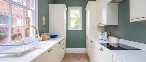 Køleskab, mikrobølgeovn, ovn, kogeplade