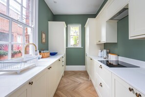 Private kitchen - Elegant 2BDR Flat with Garden Access Putney (Greater London)